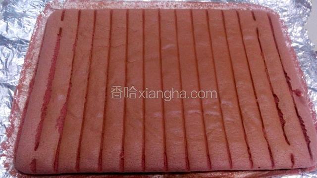 再把锡纸覆盖住蛋糕翻过来，把烤网去除。