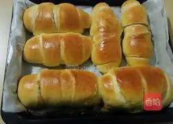 Illustration of how to make apple stuffed bread 3