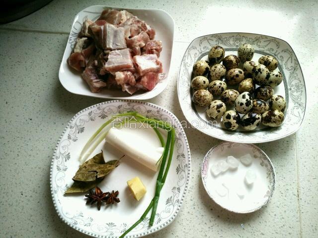 备好图中食材。排骨、鹌鹑蛋分別洗净，大葱，姜，香叶，八角，香葱洗净，冰糖。