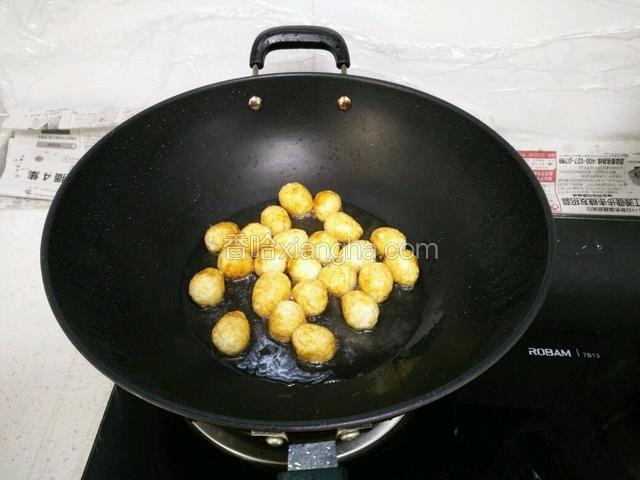 锅里油烧热，放入鹌鹑蛋炸至微黄呈虎皮状。