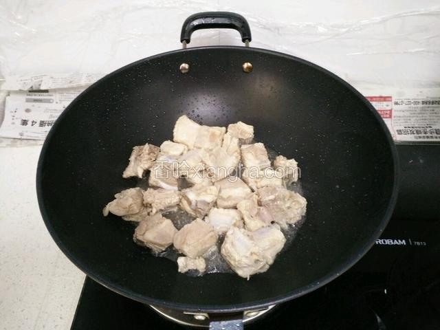 锅里留油(炸鹌鹑蛋的油)，倒入排骨小火煸香。
