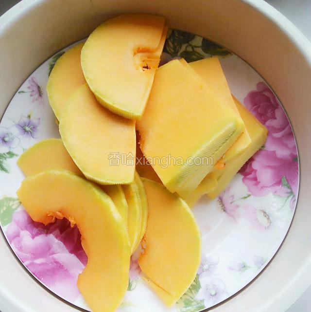 南瓜切片上锅蒸熟