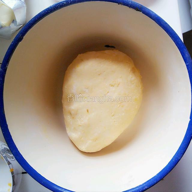 合成面团。醒发十分钟
