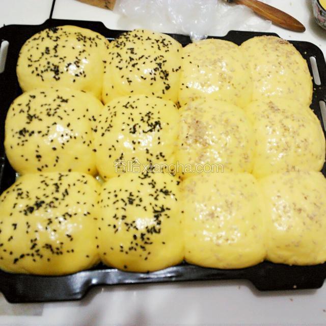 预热烤箱。断出发酵好的生坯涂抹鸡蛋液，撒上你喜欢的芝麻