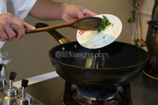 锅中下油10克，烧热下入葱姜蒜爆香，放入辣椒面炒出香味。