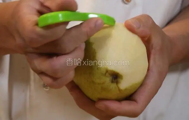 梨洗净削去外皮切片。