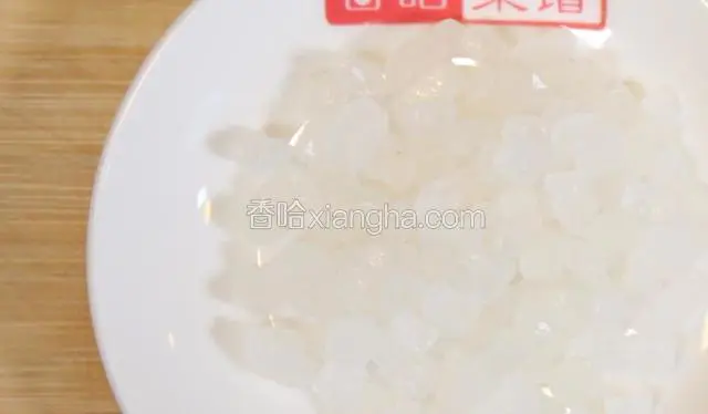 冰糖放入盘中备用。