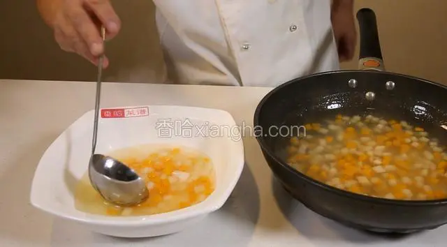 盛入汤碗中即可。