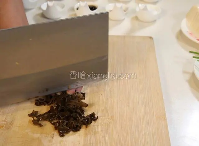木耳摘除老根，顶刀切丝，五花肉去皮切成小丁。