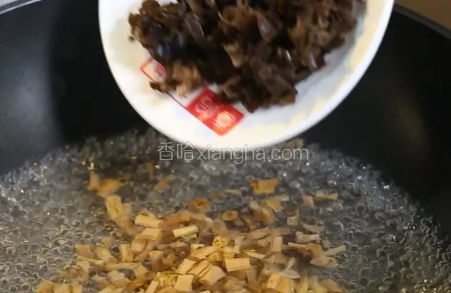 锅中放入清水300克，大火烧开，放入黄花菜，木耳丝焯水，倒入漏勺之中备用。