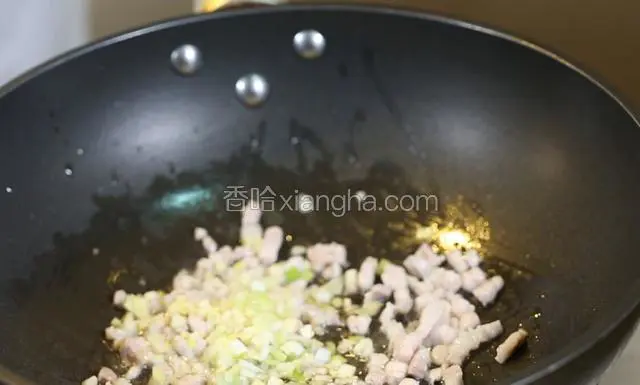 下葱姜蒜爆香，加蚝油、料酒炒香。