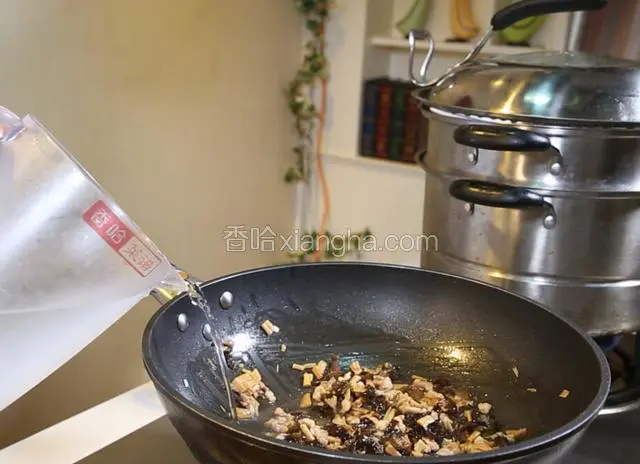 加入清水150克左右。
