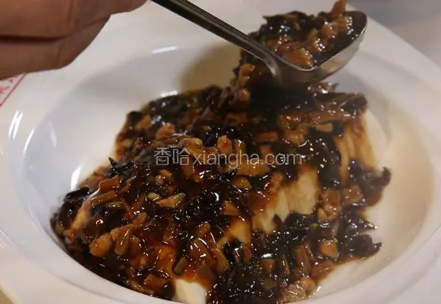 把调好的芡汁浇在豆腐上。