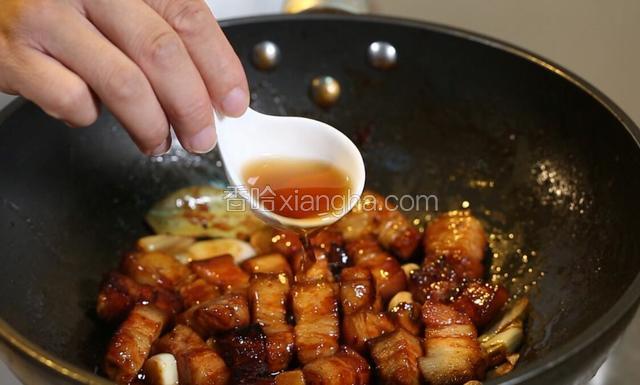 放蚝油、盐、味精、南乳汁、料酒、老抽，加入清水350克左右。