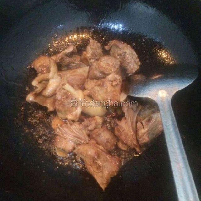继续翻炒均匀，翻炒至水分蒸发干净，只剩下油，倒入料酒和酱油翻炒。