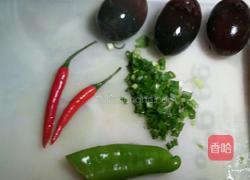 尖椒皮蛋的做法图解1