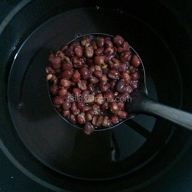 先做红豆馅，把红豆用压力锅煮烂，因为我没有泡过，所以水放多些，要是提前泡几个小时，就把水刚好没过红豆就好