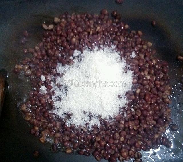 把煮好的红豆过滤掉水分，不粘锅中加热倒入少许油，把红豆倒入锅中，加入白糖炒掉多余水份
