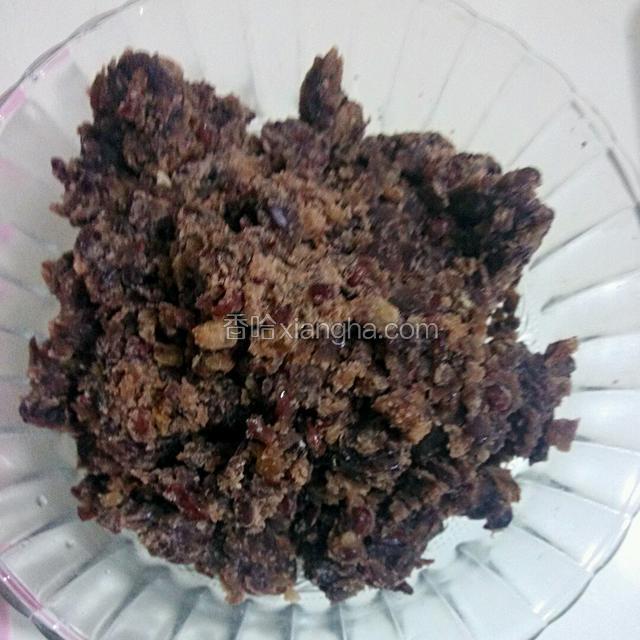 继续炒至水分收干就可以出锅待用了