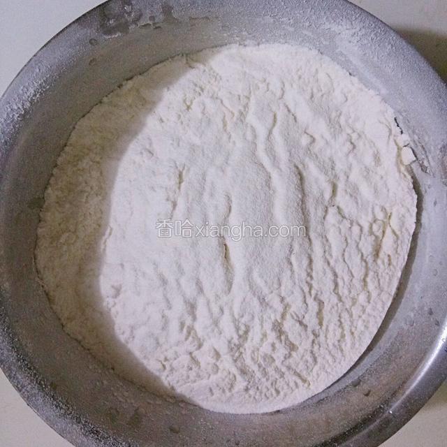 现在做饼皮，把面粉和糯米粉倒入盆中，加入泡打粉