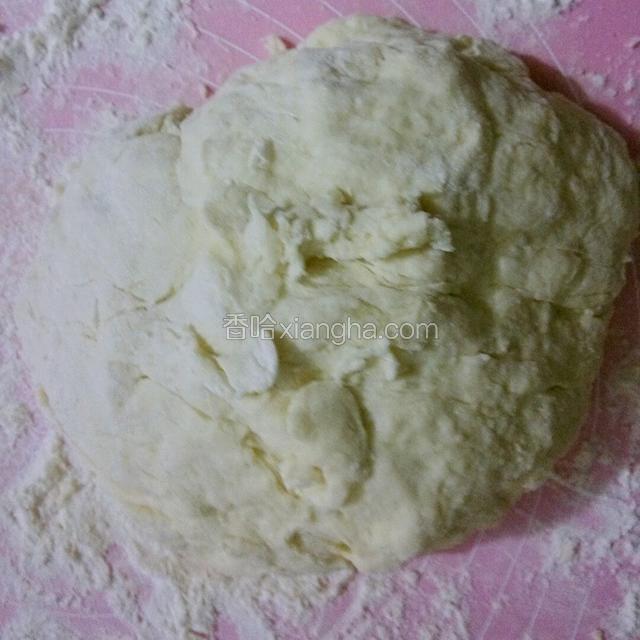 加水搅拌成面团，揉搓均匀后上面洒上干面粉避免粘手