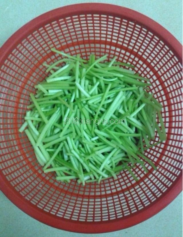 红薯杆摘掉叶子，剥皮，剥皮的时候顺便把杆子掐成一节节的。(喜欢吃叶子的可以把叶子留着另做一盘菜)