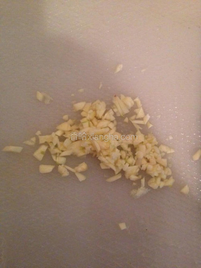 大蒜瓣切成小丁待用。