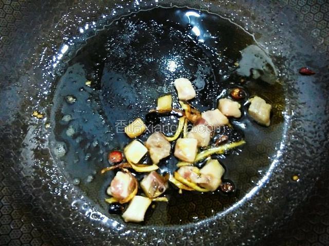 加入五花肉丁煸炒至出油。