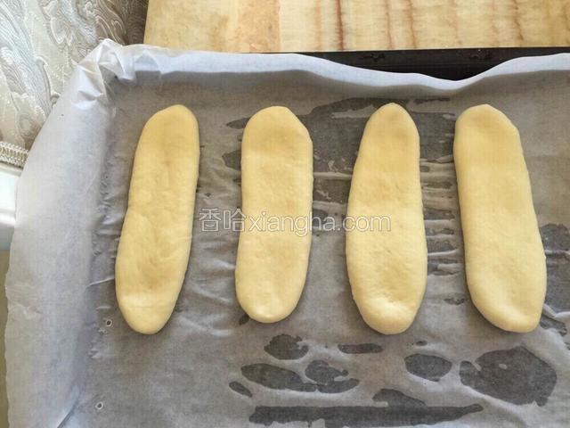 将面团翻面按平 放入烤盘