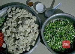 蒜苗炒豆腐的做法图解1