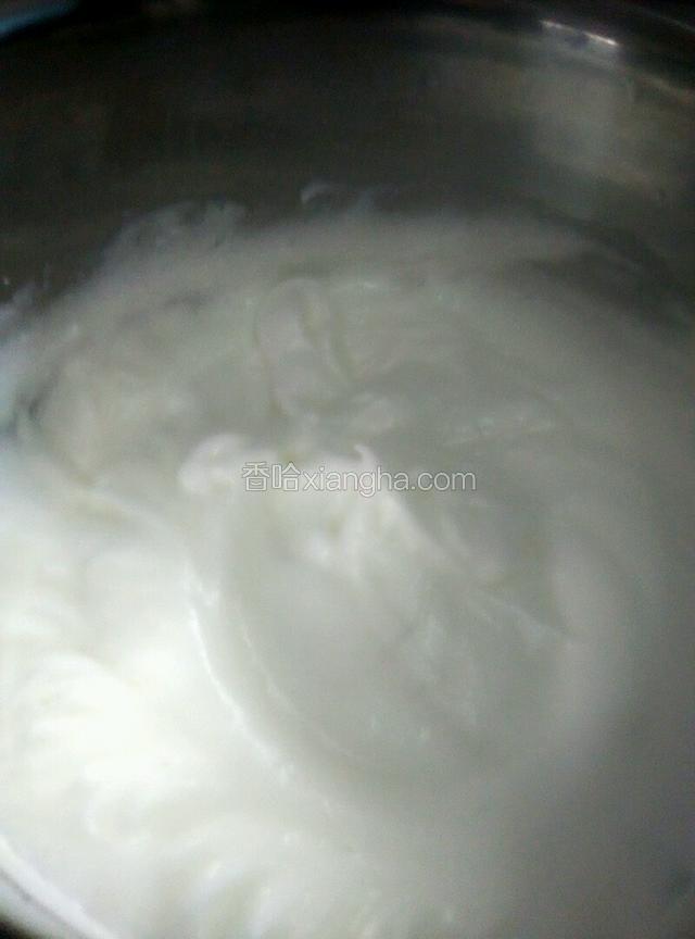 蛋白打发至出现小弯角