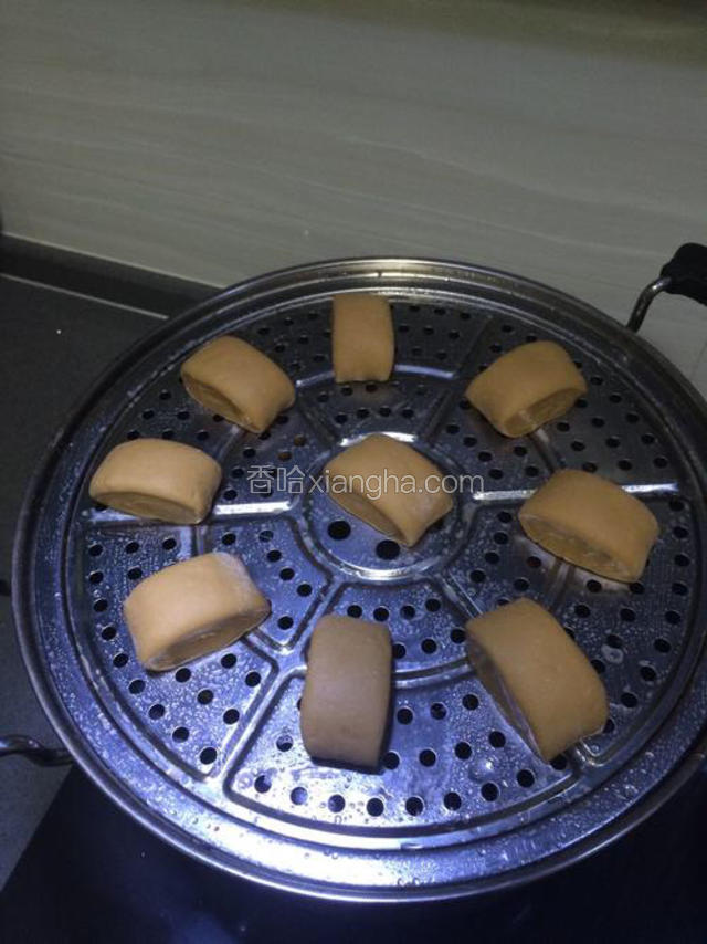 把馒头胚放在涂过油的蒸盘上，醒30分钟左右。