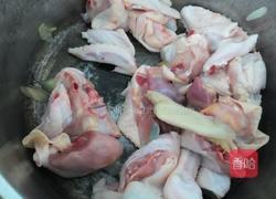 虫草花板栗炖鸡的做法图解1