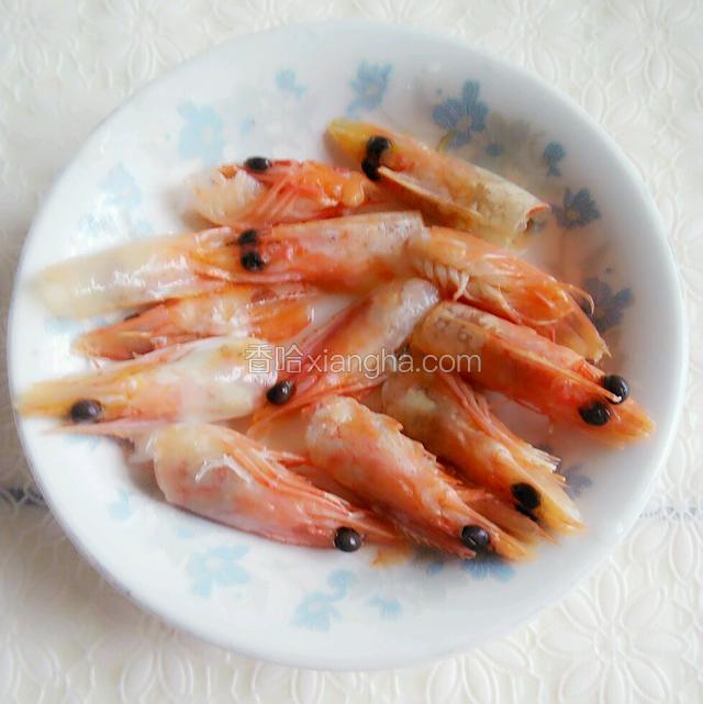 取虾头，清理干净内部，剪去炸须