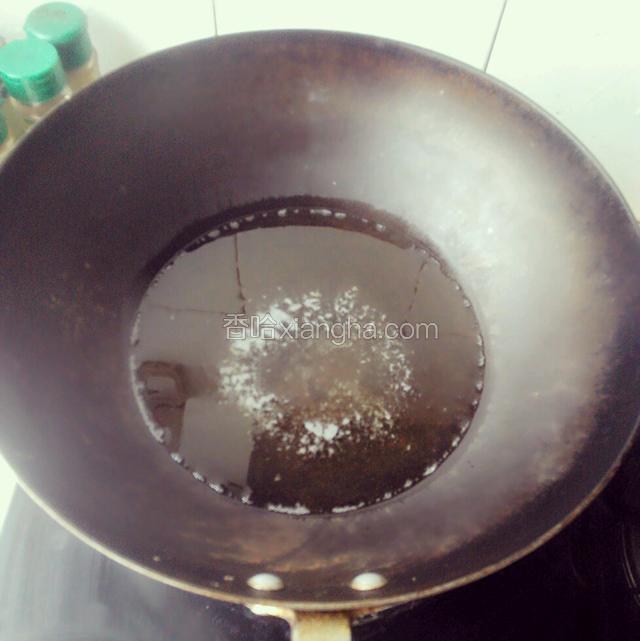 锅内倒入适量的色拉油加热