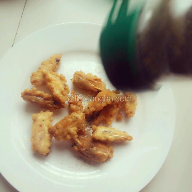 趁热撒入椒盐粉。匀称入味。