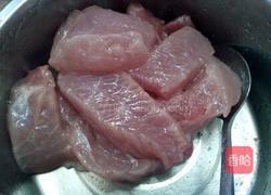 花生板栗墨鱼汤的做法图解1