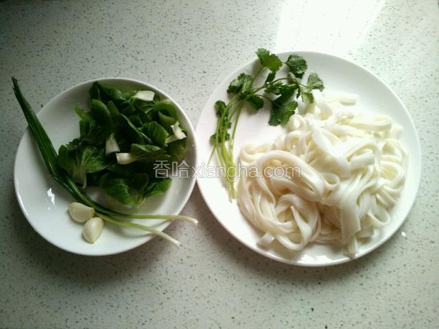备好图中食材。宽米粉，小白菜、香菜、葱洗净，蒜剥皮。