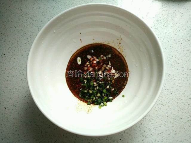 再加入蒜末、葱花。