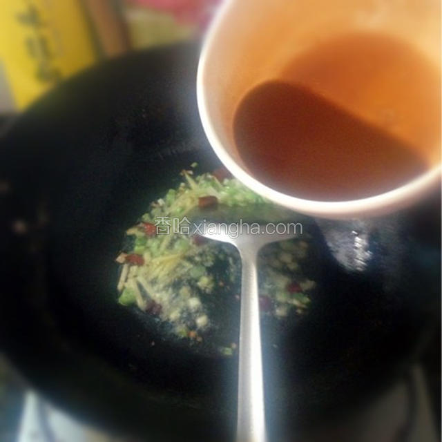 油热后放入辅料，葱姜蒜末，辣椒，炒香之后放入，酱油，料酒，鸡精，水淀粉。炒成酱汁。图片上面是我调的碗汁，直接倒进去的！