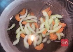 腐竹木耳炒西芹的做法图解5