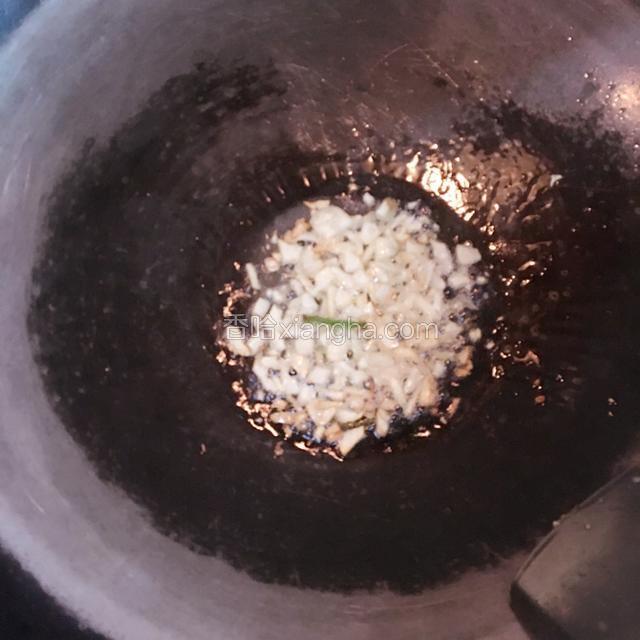 起油锅爆香蒜末