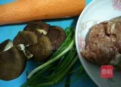 香菇胡萝卜瘦肉蒸饺的做法图解1
