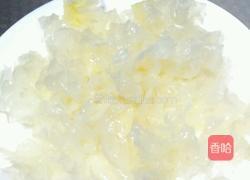 冰糖银耳炖雪梨的做法图解2