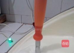 电饭煲做蛋糕中蛋清如何打发成白色泡沫状的方法的做法图解9