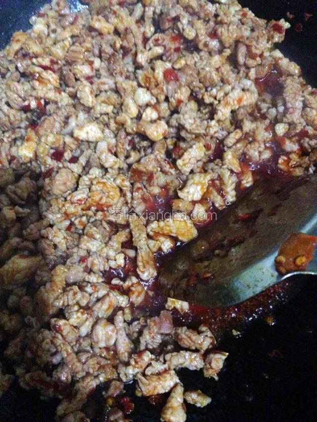 加入切好的猪肉一起翻炒，再加一点料酒。