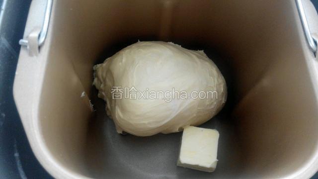 启动面包机揉面程序揉面三十分钟后放入黄油，继续揉三十分钟。