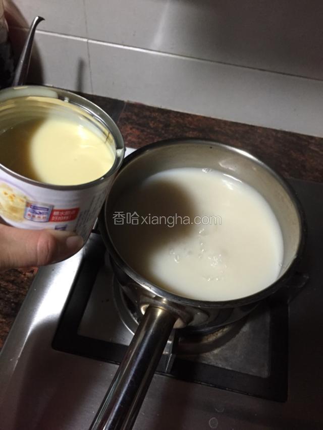 加入一勺炼乳，搅拌均匀