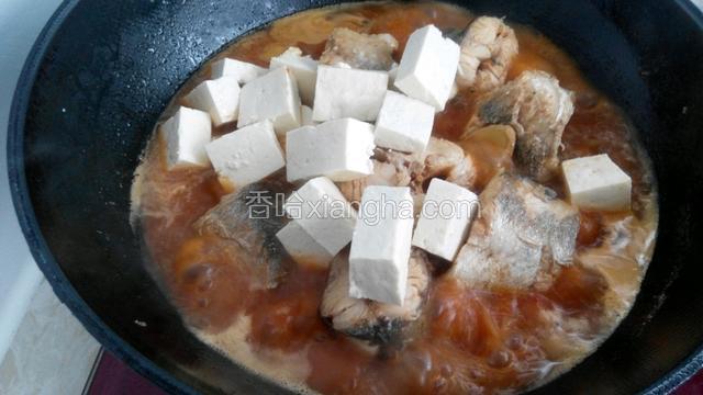 放入豆腐后改中小火炖煮。