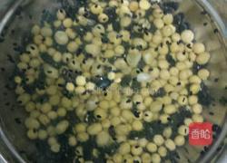 黑豆芝麻浓浆的做法图解1